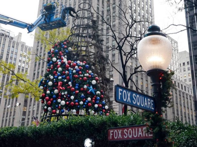 V New Yorku odpálili gigantický vianočný strom pred sídlom televízie Fox News