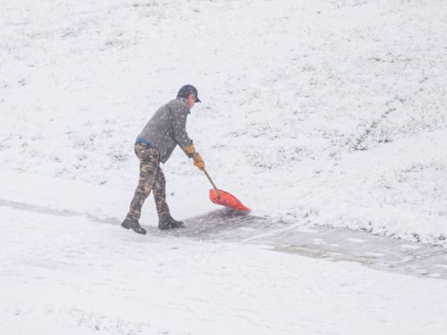 SHMÚ varuje: Na týchto miestach môže napadnúť do 25 cm snehu
