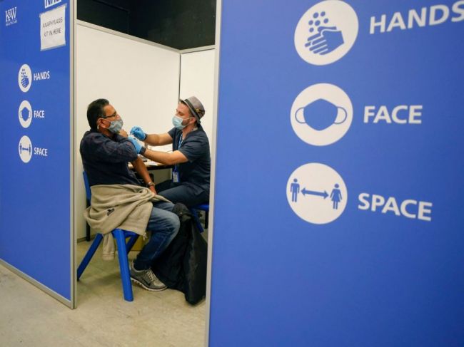 WHO: Ľudia so zdravotnými problémami by mali dostať posilňujúcu dávku vakcíny