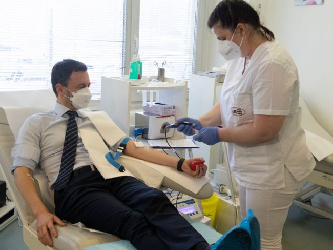 Darcovia krvi sú potrební vždy, vo štvrtok sa k nim pridal aj premiér