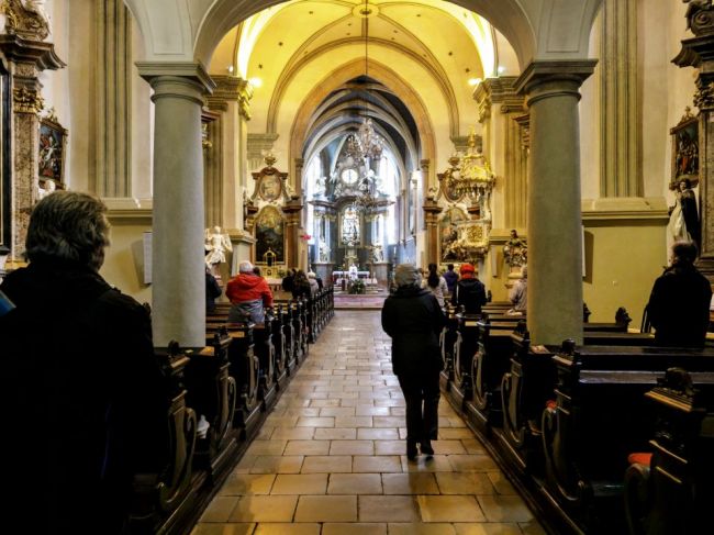 Hromadné podujatia sú od piatka zakázané, výnimku majú kostoly