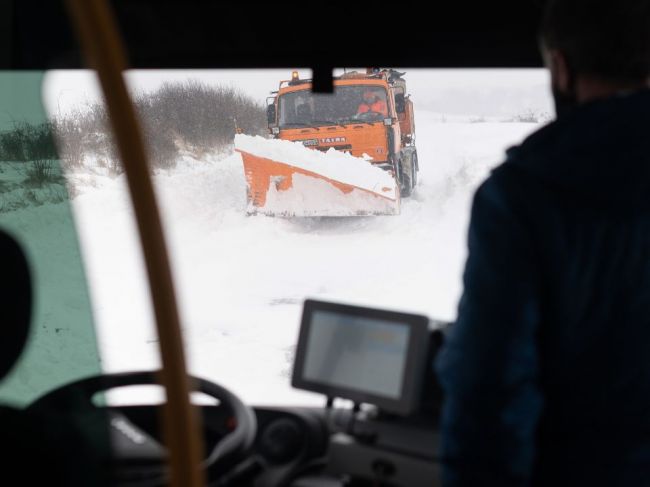 SHMÚ: Východ a západ krajiny sužujú poľadovica, snehové jazyky a záveje