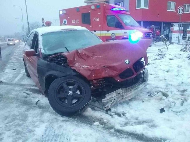 Hasiči majú za sebou náročnú noc, pre počasie zasahovali viac ráz