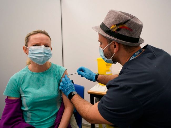 Tri dávky vakcíny chránia pred covidom na približne 75 percent, tvrdia britskí vedci