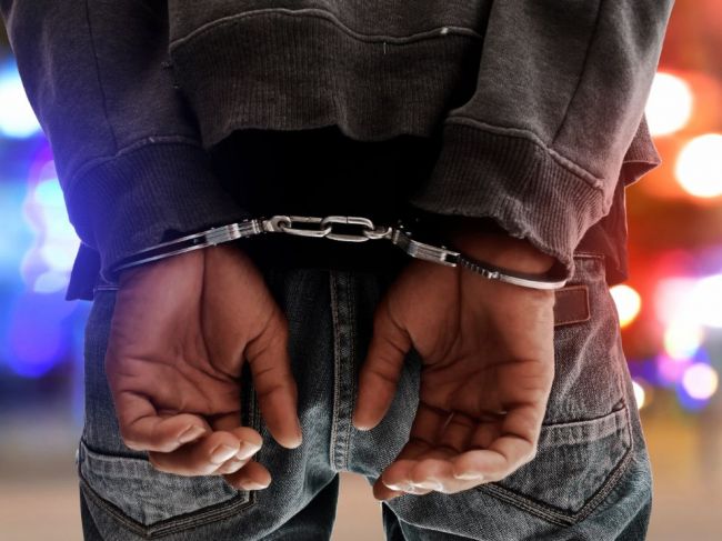 Riaditeľa školy spútali kvôli kontrolám covidu, polícia zadržala 11 ľudí