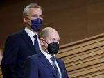 Stoltenberg po rokovaní so Scholzom: Vyzývame Rusko, aby sa vrátilo k diplomacii