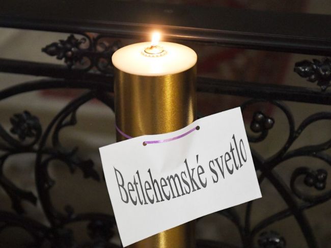 Betlehemské svetlo dorazilo už aj na Slovensko, skauti ho prevzali z Rakúska