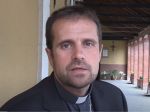 Emeritný biskup dostal po civilnom sobáši zákaz účasti na sviatostiach
