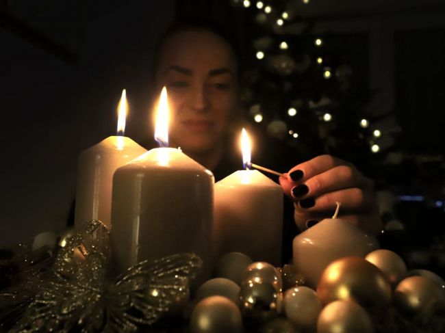 Kresťania prechádzajú do druhej časti adventu, slávia tretiu adventnú nedeľu