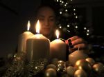 Kresťania prechádzajú do druhej časti adventu, slávia tretiu adventnú nedeľu