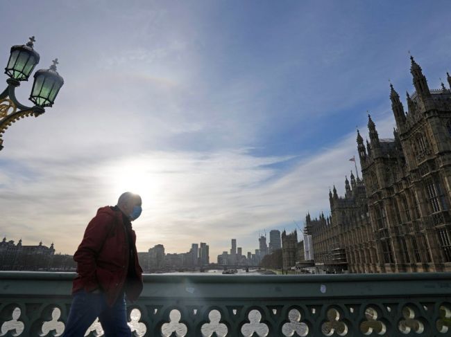 Británia zavádza pre šírenie variantu omikron nové opatrenia