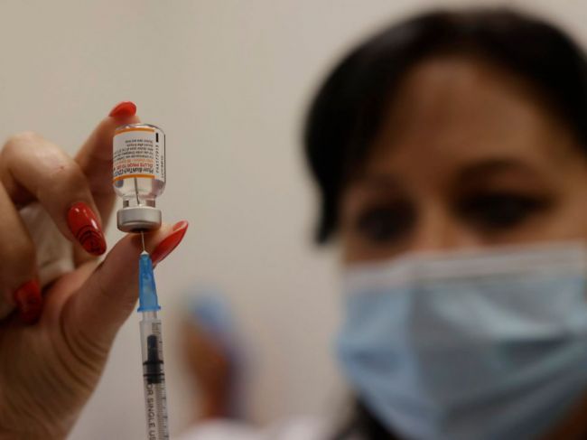 Izraelská očkovacia komisia odporučila nepodávať štvrtú dávku vakcíny