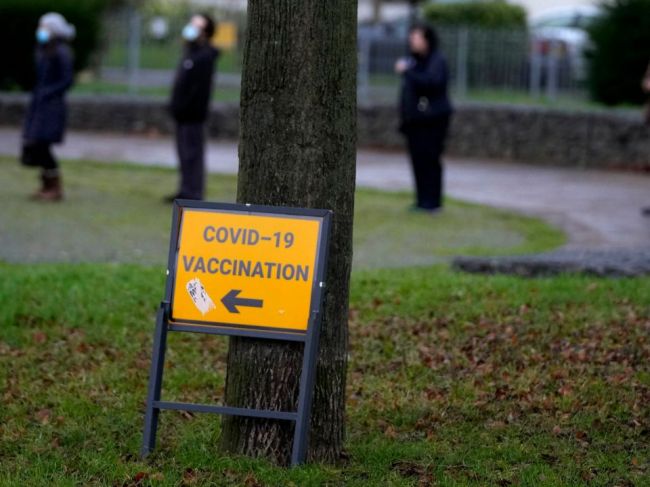 Johnson: Dodatočná dávka je od stredy dostupná pre všetkých dospelých v Anglicku