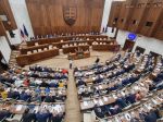 Plénum schválilo rozpočet na budúci rok, deficit má dosiahnuť 4,94 %