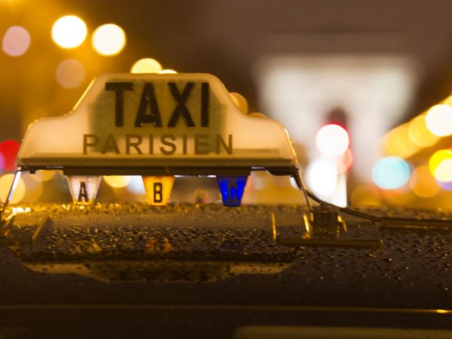 Taxislužba v Paríži po vážnej nehode dočasne prestala používať Teslu Model 3