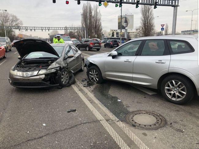 Záchranné zložky zasahovali pri vážnej nehode, jedna osoba neprežila