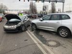 Záchranné zložky zasahovali pri vážnej nehode, jedna osoba neprežila