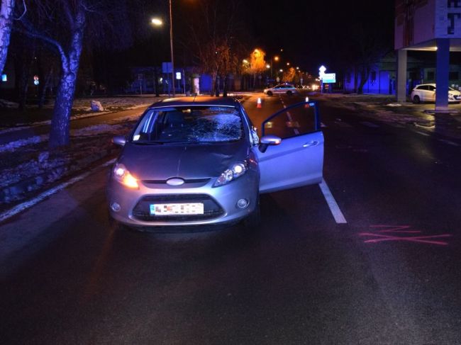 37-ročný vodič zrazil na priechode pre chodcov matku s dcérou