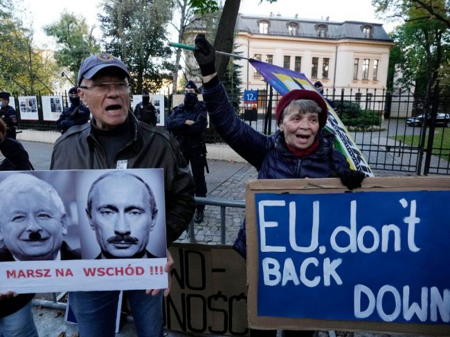 Podpredseda EK: Právny štát v Poľsku je vo vážnom ohrození