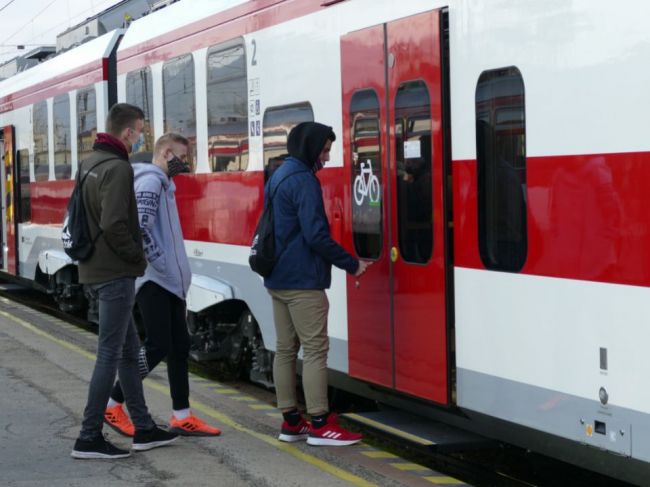 Polícia obvinila 36-ročného muža, výpravcom sa na stanici vyhrážal smrťou
