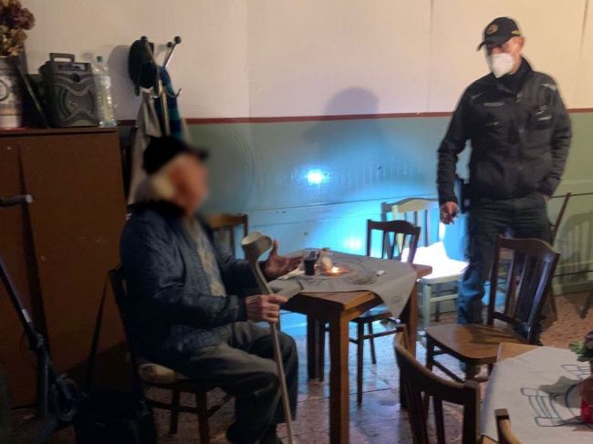 V pohostinstve nedodržiavali opatrenia, polícia zadržala 57-ročného muža
