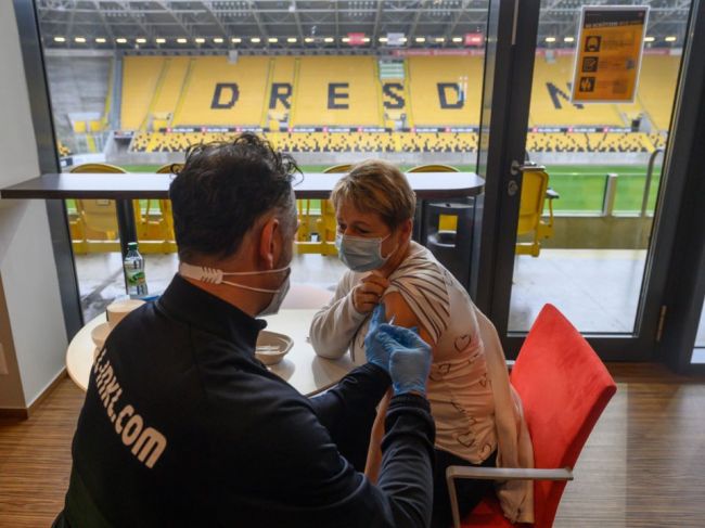 Nemecko proti omikronu bojuje rýchlym podávaním tretích dávok vakcín