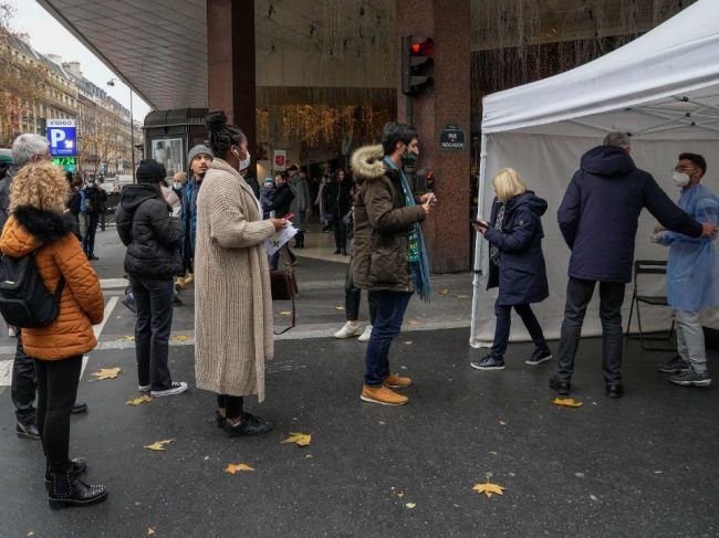 Francúzska vláda vyzvala ľudí, aby sa dali pred Vianocami zaočkovať