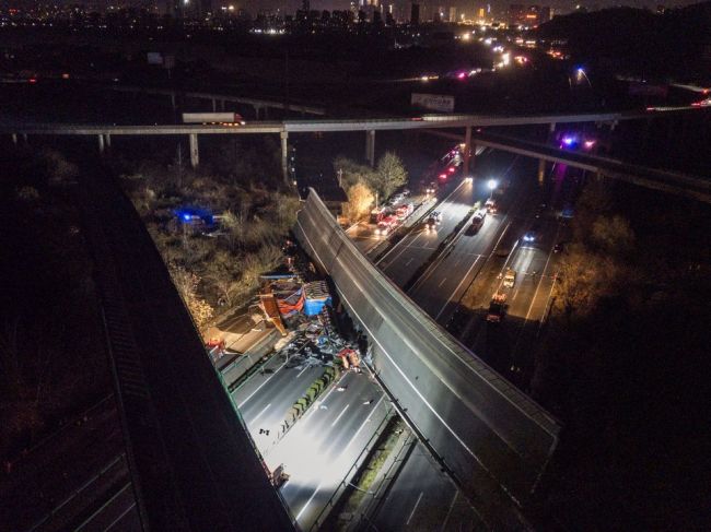 V Číne sa zrútil diaľničný nadjazd, zahynuli štyri osoby