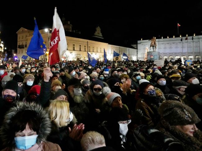 Tisíce ľudí v Poľsku protestovali proti kontroverznému mediálnemu zákonu