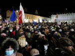 Tisíce ľudí v Poľsku protestovali proti kontroverznému mediálnemu zákonu