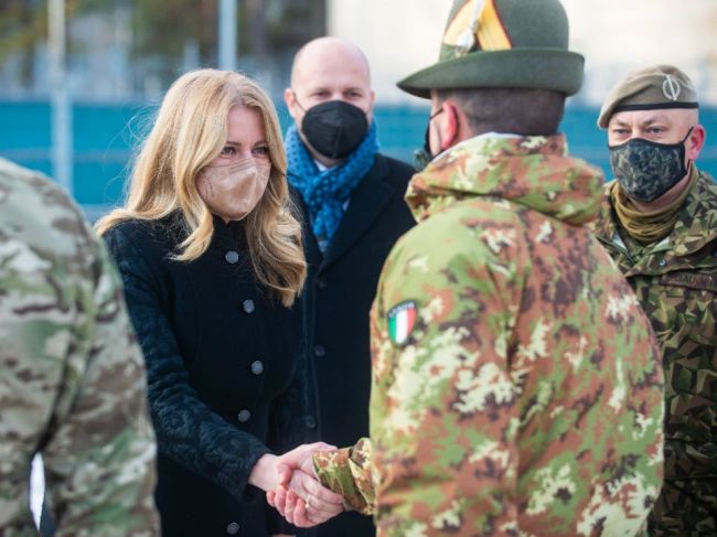 Zuzana Čaputová ocenila službu slovenských vojakov v Lotyšsku i novú techniku