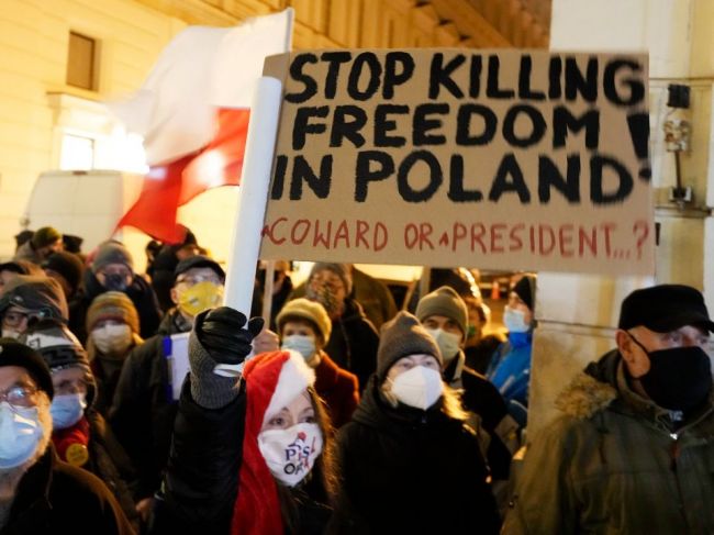 Nový poľský zákon podľa Európskej komisie ohrozuje slobodu a pluralitu médií