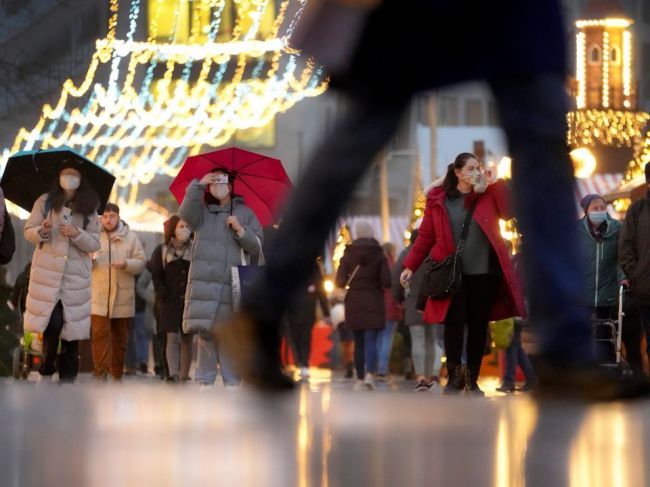Omikron predstavuje riziko aj pre niektorých zaočkovaných, varuje nemecký inštitút