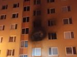 Nočný požiar v Petržalke zničil niekoľko bytov, ošetrili 16 ľudí