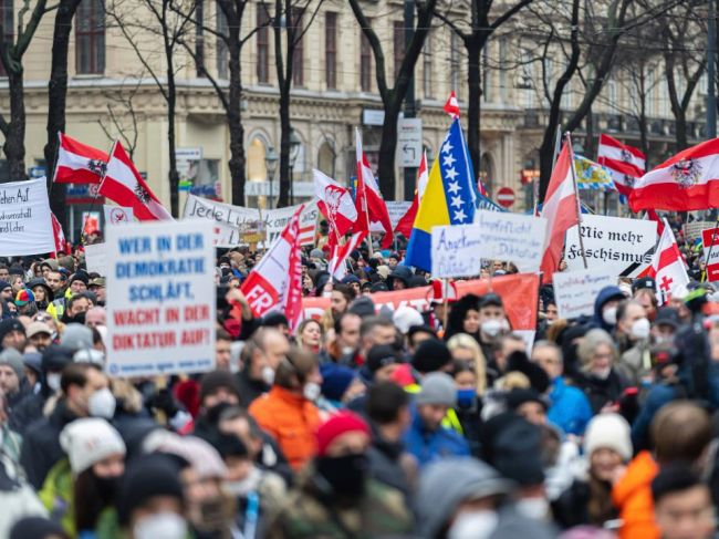 V Rakúsku počet potvrdených infekcií omikronom minulý týždeň stúpol o 467 percent