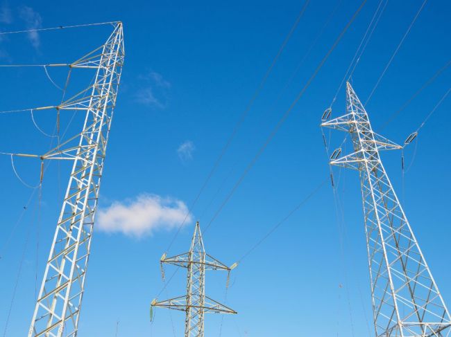 Rekordné ceny elektriny v EÚ obmedzujú produkciu v priemysle