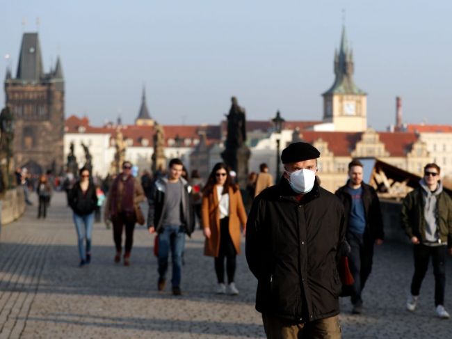 Česká vláda sprísnila opatrenia, týkajú sa večierkov aj osláv