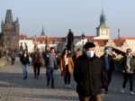 Česká vláda sprísnila opatrenia, týkajú sa večierkov aj osláv