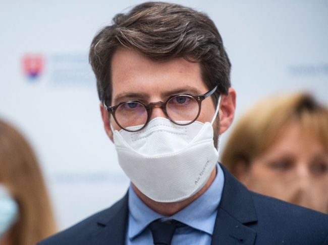 Vlna delta variantu na Slovensku odznieva, počet prípadov klesá
