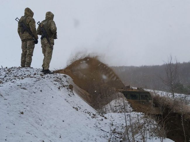 Ukrajina tvrdí, že 200 kilometrov od jej hranice je 122.000 ruských vojakov
