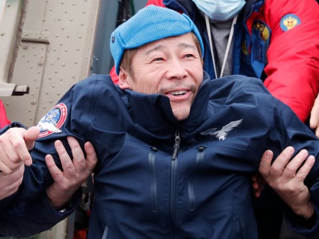 Japonský miliardár po návrate z ISS vyzval elity, aby navštívili vesmír