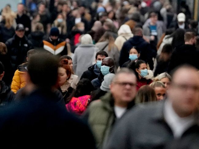 Británia hlási po prvý raz viac ako 100.000 nových prípadov nákazy