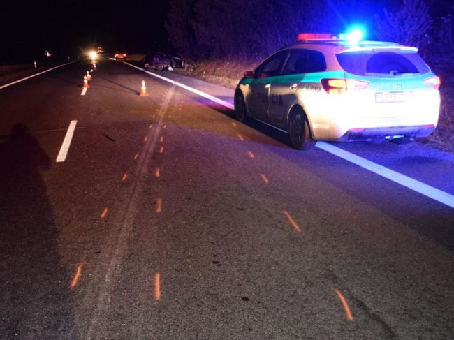 Štrnásťročný vodič prevrátil auto na strechu, traja ľudia sa zranili