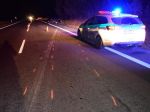 Štrnásťročný vodič prevrátil auto na strechu, traja ľudia sa zranili