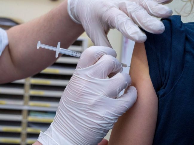 Štúdia: Tretia dávka od AstraZenecy a Pfizeru zvyšuje ochranu pred omikronom