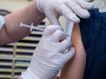Štúdia: Tretia dávka od AstraZenecy a Pfizeru zvyšuje ochranu pred omikronom