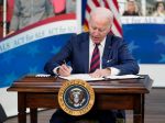 Biden podpísal zákon zakazujúci dovoz z čínskej oblasti Sin-Ťiang