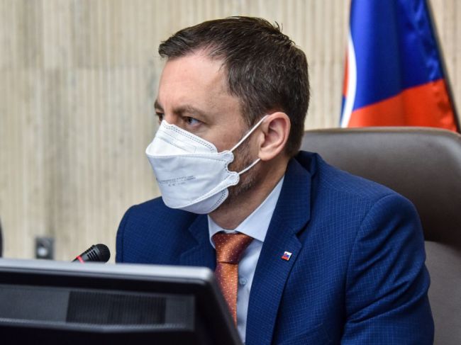 Premiér: Vláda sa sústredí na to, aby zmenila systém odmeňovania zdravotníkov