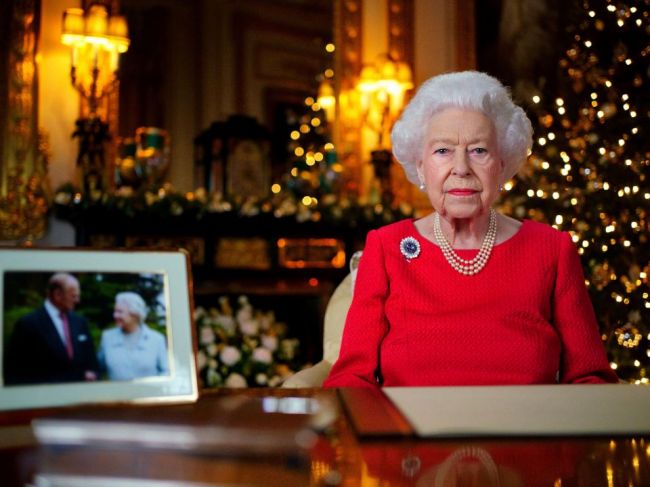 Britská kráľovná spomínala vo vianočnom príhovore na zosnulého manžela
