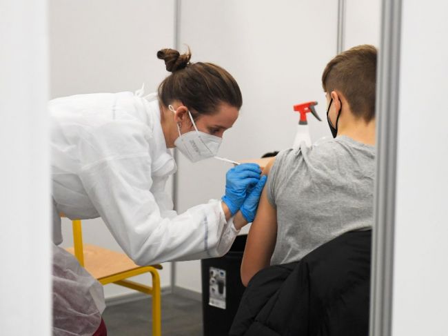 Nemocnice očkujú aj medzi sviatkami, niektoré i na Nový rok